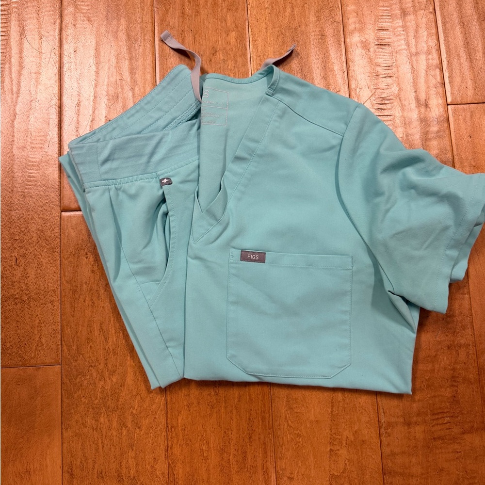 Figs Women's Catarina Fresh Aqua Large Scrub Top - Picture 2 of 5